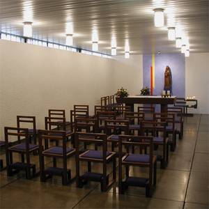 Die Seitenkapelle mit Marienaltar Die Seitenkapelle mit Marienaltar